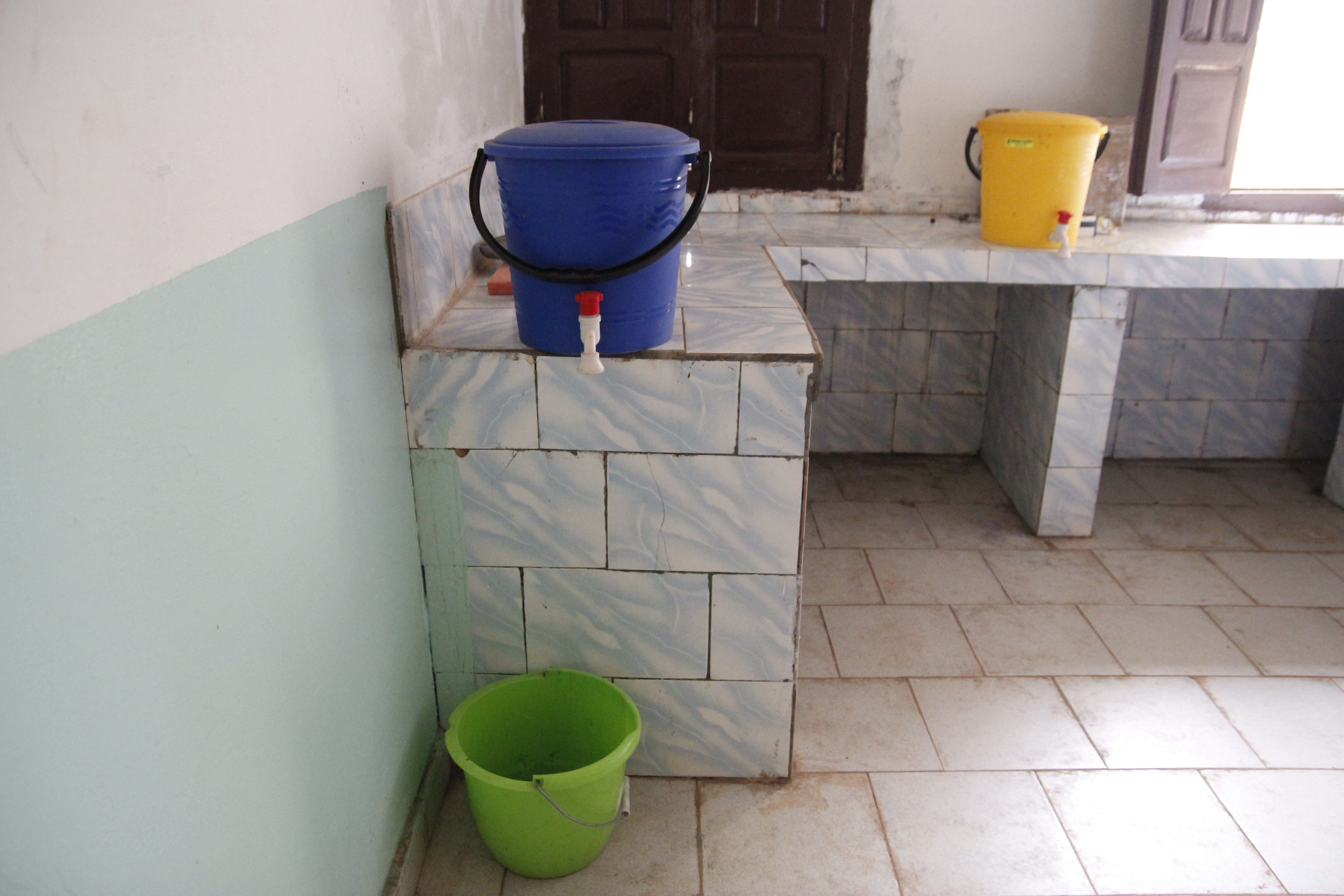 Como Enojado destilación Agua corriente en Massembo Loubaki - Diocesana de Cuenca